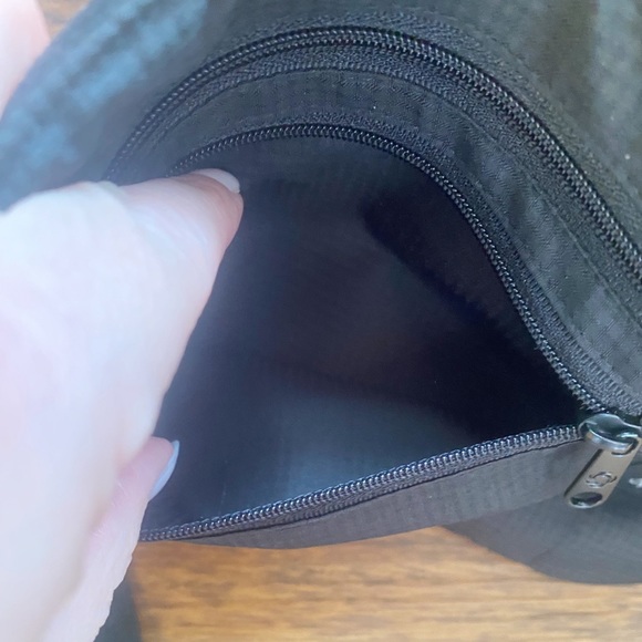 ♥️💖 Samsonite Safety Travel Belt Bag Fanny Pack Bum Bag Slim Design Black - Picture 3 of 7